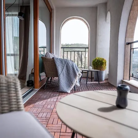 Queen's Palace Apartment *